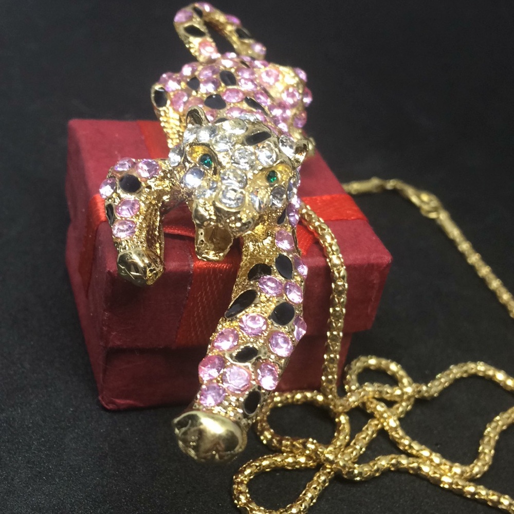 🐆🐆🚘NWOT JAGUAR NECKLACE!!